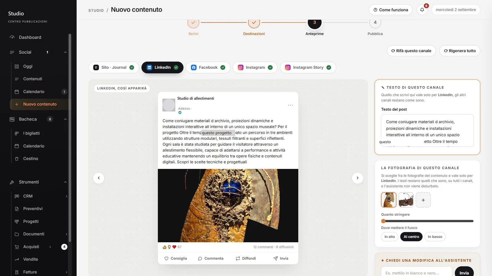 Redazione del sistema con i canali di destinazione in alto e, sotto, l'anteprima di come il contenuto apparirà su LinkedIn accanto ai campi per il testo e la foto di quel canale.